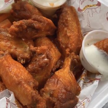 Beck's Chicago - Buffalo Twelve Wings - Pubs Near Me - Chicago, Illinois