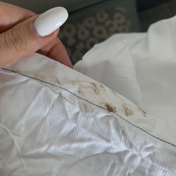 Kempinski Hotel Cancún - Stained sheets ... at the very top of the sheet so very noticeable.... - Hotels Near Me - Cancun, ROO
