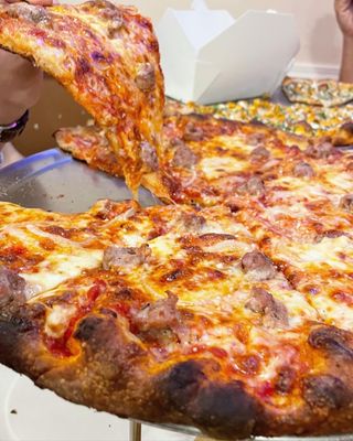 Zee's Pizzeria by null