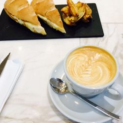 Es Ruiz Cafetín - Sándwich de jamón y queso + papas rústicas + cafe con leche. Precio $169