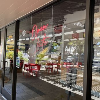 Dave's Hot Chicken - Outside - Chicken Shop Near Me - San Luis Obispo, California