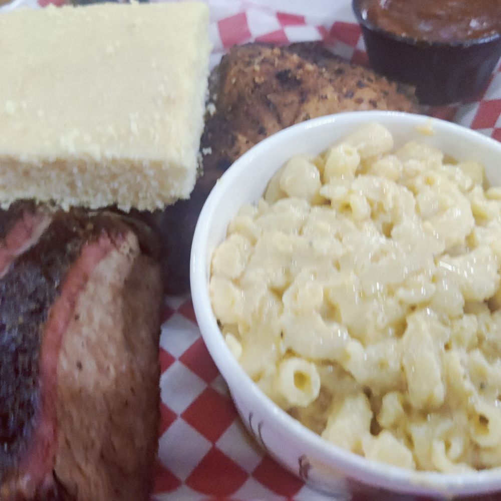 Giff’s Barbecue - Half and half plate: Brisket and smoked chicken with Mac and cheese. - Barbeque Near Me - Kanab, Utah Giff’s Barbecue - Half and half plate: Brisket and smoked chicken with Mac and cheese. - Barbeque Near Me - Kanab, Utah
