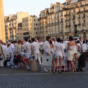Le Panthéon - 2017 the secret White Dinner ... how lovely and what a great idea - Landmarks & Historical Buildings Near Me - Paris, 75 Le Panthéon - 2017 the secret White Dinner ... how lovely and what a great idea - Landmarks & Historical Buildings Near Me - Paris, 75