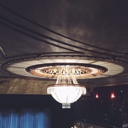 Folketeatret - Fineste loft og lysekrone i salen