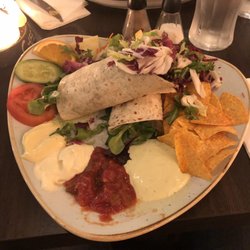 Café Cosy - Salmon wrap with nachos
