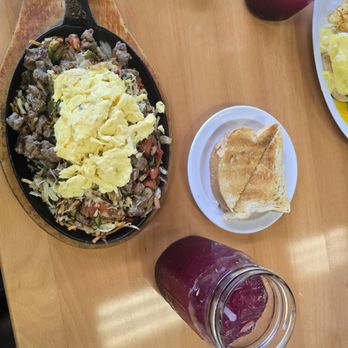 Griddlecakes - El Gordo skillet and Blueberry lemonade - American Near Me - Las Vegas, Nevada