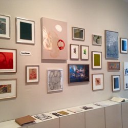 Rahmen & Kunst - Erste Gruppenausstellung "Willkommen daheim" zur Ladeneröffnung 2015. Inzwischen ist die Wand komplett frei ohne Sideboard...