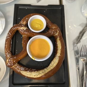 Sugar Factory Foxwoods - Giant Pretzel - American Near Me - Mashantucket, Connecticut