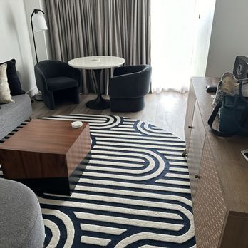 Thompson Houston - Living room - Hotels Near Me - Houston, Texas