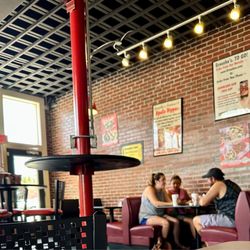 Groucho's Deli - Inside