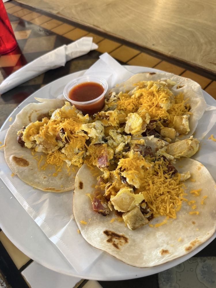 Breakfast Paradise - Hempstead Logo