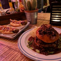 John's Hotdog Deli - Bofhus burger and spicy hotdogs