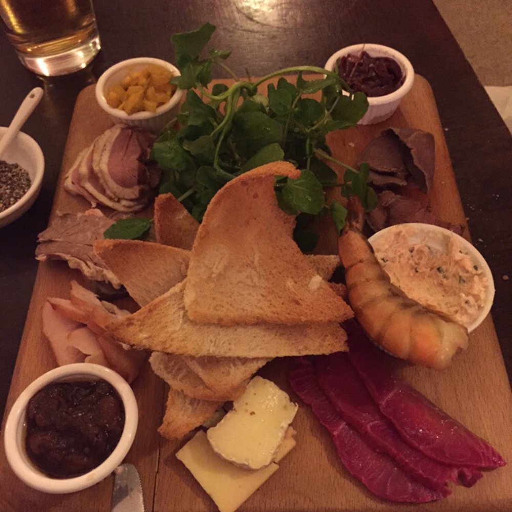 The Boot Inn - British Near Me - Winterbourne Stoke, WIL