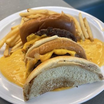 Flo's V8 Cafe - "Big Dipper" Cheeseburger (TikTok: @justandyvu) - Cafes Near Me - Anaheim, California Flo's V8 Cafe - "Big Dipper" Cheeseburger (TikTok: @justandyvu) - Cafes Near Me - Anaheim, California