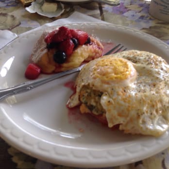 Sweetwater Branch Inn - Homemade stuffed tomato topped with fried egg. Puffed pancake and berries. Yummy - Bed & Breakfast Near Me - Gainesville, Florida
