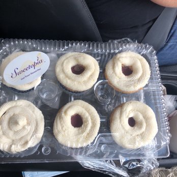 Sweetopia - Chocolate cupcakes with vanilla buttercream frosting on left, lemon cupcakes with lemon buttercream frosting and raspberry filling on right - Bakeries Near Me - Newport, Delaware
