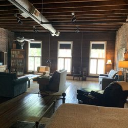 Wilderness Road Guesthouses - Sitting/reading area.