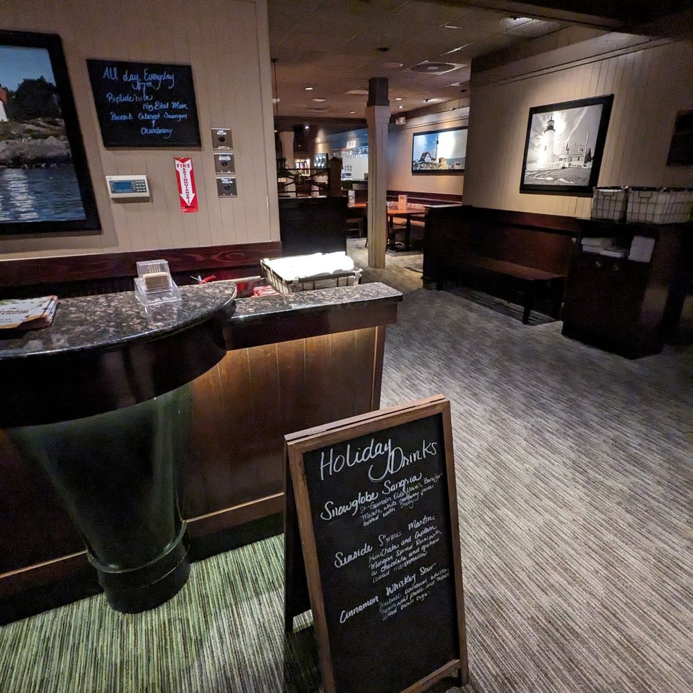 No employee in sight to greet/seat us. Yikes. No employee in sight to greet/seat us. Yikes.