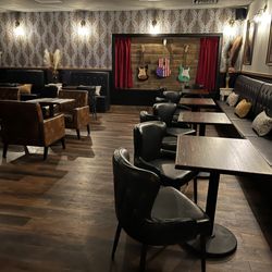 Heroes Den - Lounge area