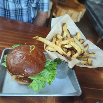 Beardslee Public House - Burger - Breweries Near Me - Bothell, Washington