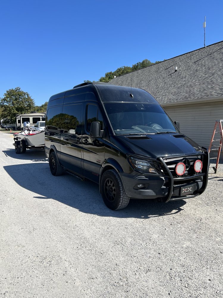 Hogs on the Fly Logo