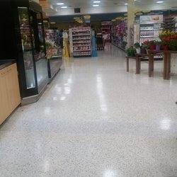 Publix Super Markets - Flowers and balloon section but the entire store was very clean and ordered.