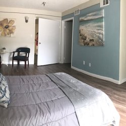Lakewood Gardens - Deluxe private room with private bath.