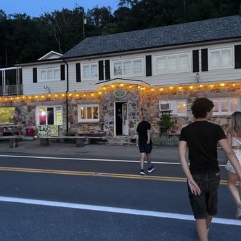 Panorama Public House - Restaurant - Diners Near Me - Berkeley Springs, West Virginia