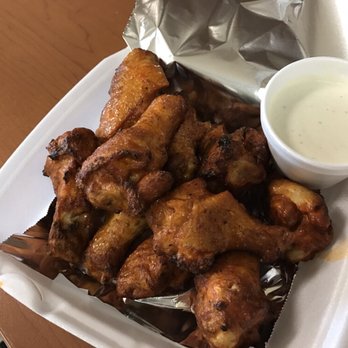 Citti's Pizza - 10 Hot wings with a side of ranch - Pizza Near Me - Dallas, Texas Citti's Pizza - 10 Hot wings with a side of ranch - Pizza Near Me - Dallas, Texas