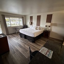 Rio Sands Lodge - Bright and inviting king room with laminate floor. includes a flat-screen TV, work desk, comfortable seating, mini-fridge and coffee setup.