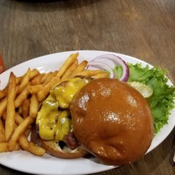 Hoodoo Creek Cafe and Market - Bacon Cheese Burger and fries