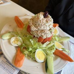 Stuffed tomato with tuna