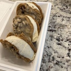 Vanilla gelato with chocolate chip cookie