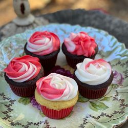 Joe's Just Desserts - "Painting the roses red" Alice in Wonderland cupcakes!