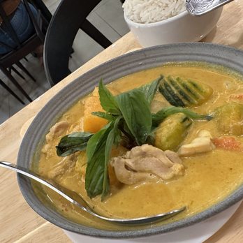 Ari's Thai Eatery - Pumpkin yellow curry - Thai Near Me - Azusa, California