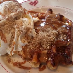 La Maison de Lizon - La gaufre perla  (praliné fondu et praliné croquant, glace cookies maison, chantilly maison ) ... une pure tuerie.