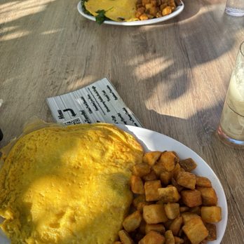 Eggs 'n Things Ko Olina - Corned beef omelet Today's Special Omelet (Corned Beef Hash) - American Near Me - Kapolei, Hawaii