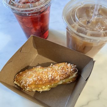35 North Coffee - Iced Hibiscus Tea & Iced Chai Tea Latte w/ Vanilla Éclairs - Coffee & Tea Near Me - Santa Fe, New Mexico