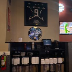 Pluckers Wing Bar - Addison - Wait station