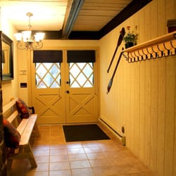 Feels Like Heaven - A large welcoming 1st floor entrance with an 8 foot bench and plenty of coat hooks for all the winter gear