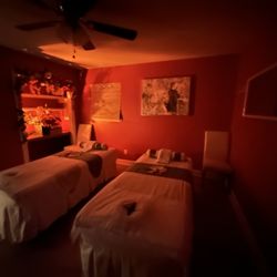 Lomi Massage - Relaxing massage room.
