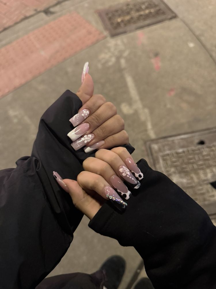 T K Nails & Spa Logo