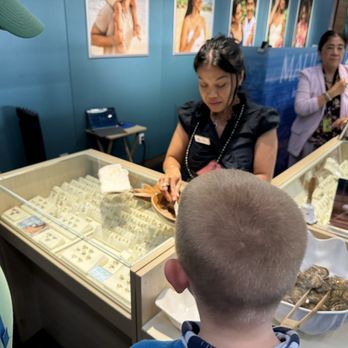 Maui Divers Jewelry - Jovy giving incredible service - Jewelry Near Me - Kahului, Hawaii Maui Divers Jewelry - Jovy giving incredible service - Jewelry Near Me - Kahului, Hawaii
