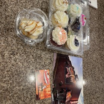 Sweets By Cindy - 2023 cupcakes - Custom Cakes Near Me - Junction City, Kentucky