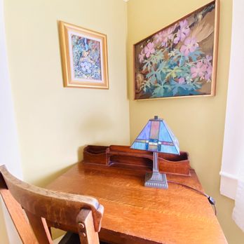 The Chestnut House - More beautiful art - Hotels Near Me - Nantucket, Massachusetts