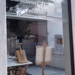 Zona de Papel - Venden ahí también taburetes.