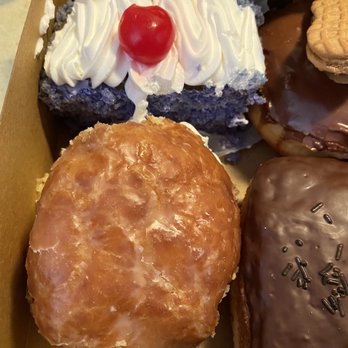 Despi Delite Bakery - Top, ube cake - Donuts Near Me - Everett, Washington