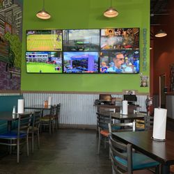 Tipsy Taco - Clemson - Lots of tvs
