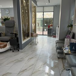 Pretty Q Nails & Spa II - Entryway