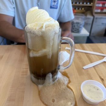 Halleys West - Root beer float - American Near Me - Keystone, South Dakota